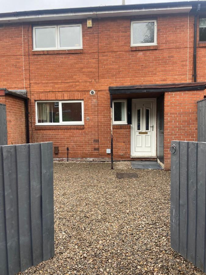 Manchester - Eccles - Business - Contractors - Families - Discounts Available Экстерьер фото