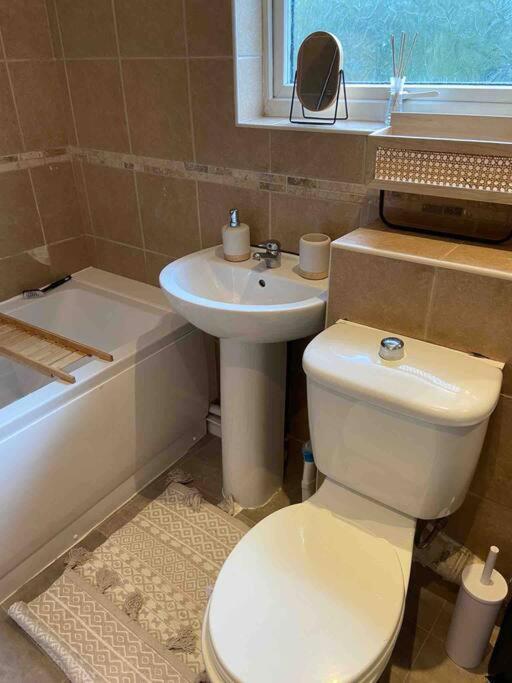 Manchester - Eccles - Business - Contractors - Families - Discounts Available Экстерьер фото