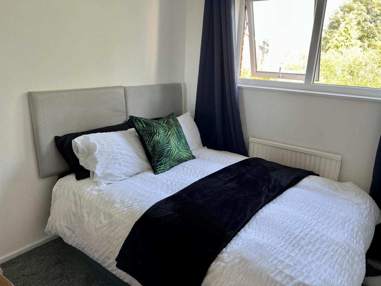 Manchester - Eccles - Business - Contractors - Families - Discounts Available Экстерьер фото