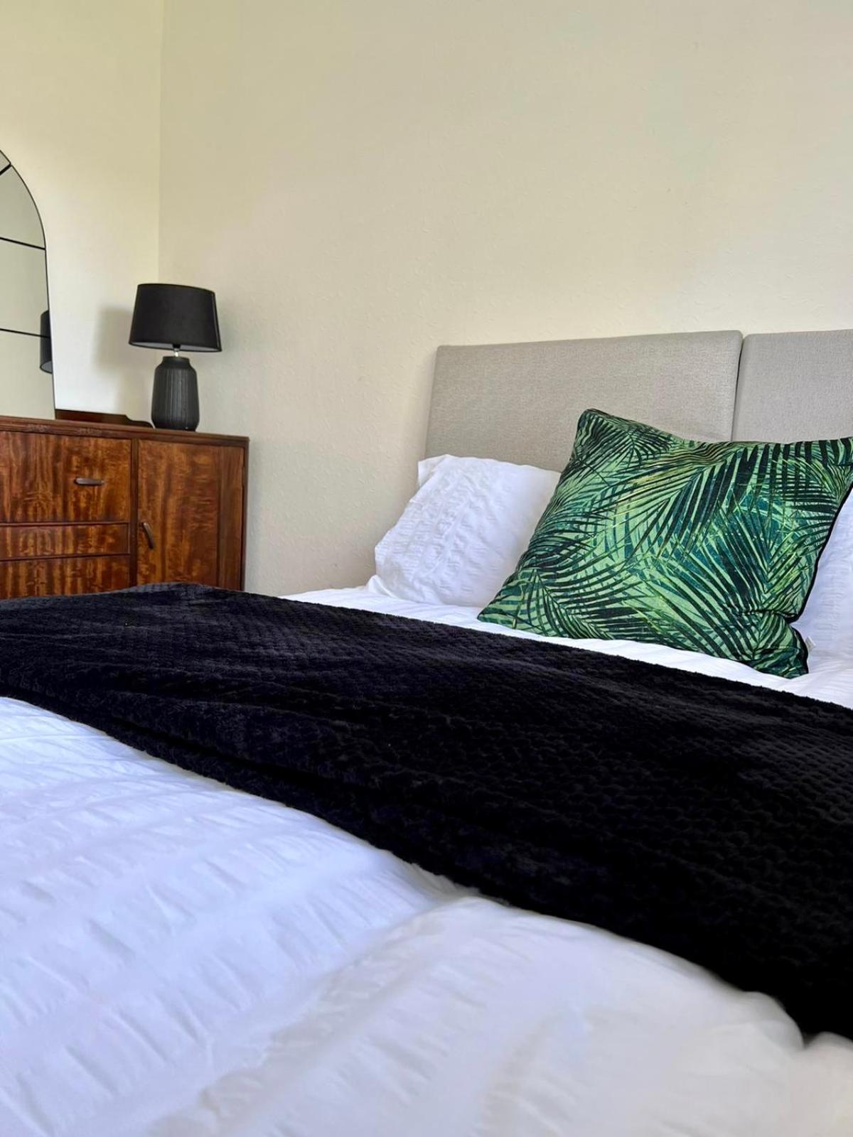 Manchester - Eccles - Business - Contractors - Families - Discounts Available Экстерьер фото