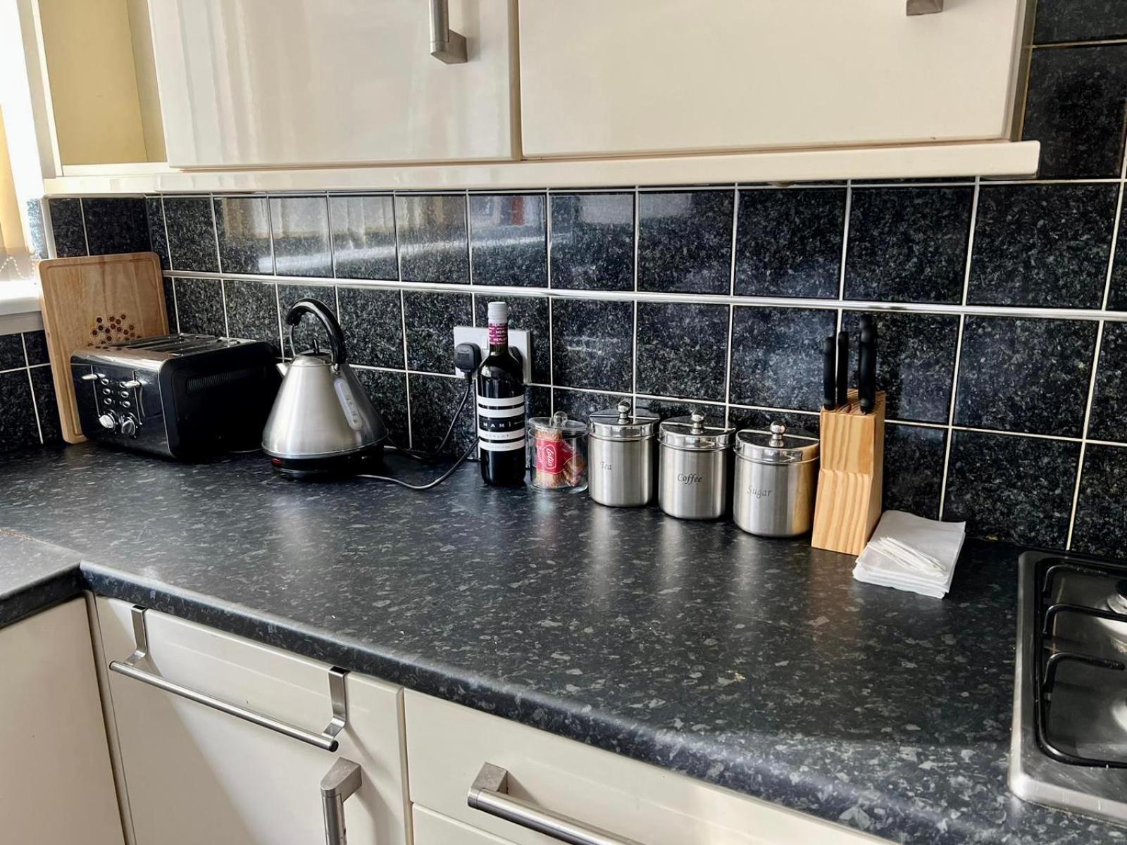 Manchester - Eccles - Business - Contractors - Families - Discounts Available Экстерьер фото
